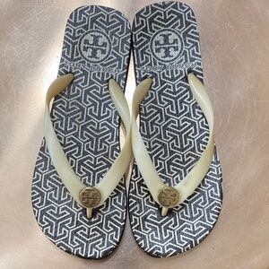 Tory Burch Brown & Cream Patterned Logo Medallion Thong Sandals Flip Flops